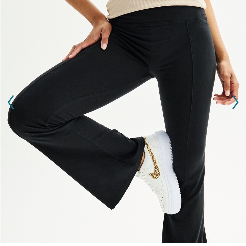 SO The Favorite Flare Legging in Size Small. Black